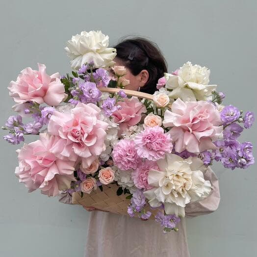 Цветы в корзине Французские розы, гортензии, ароматная маттиола