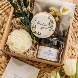 Подарочный набор для женщины с чаем, мёдом, пряником и свечкой0