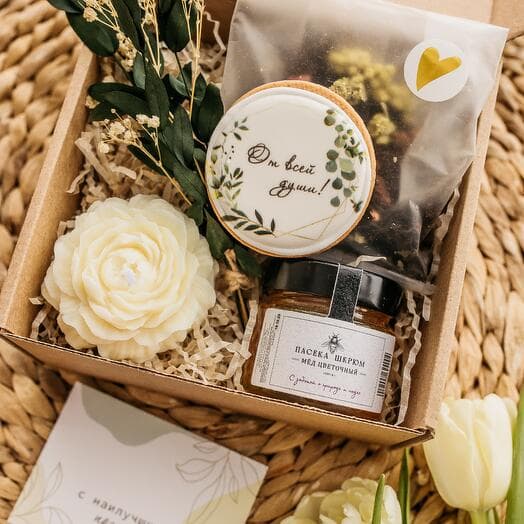 Подарочный набор для женщины с чаем, мёдом, пряником и свечкой