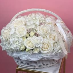 Кoрзинa c цвeтaми белоснежная роза пышная гортензия Premium0