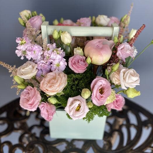 Цветы в коробке с пионом и розой