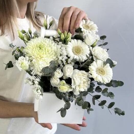 Белый ящичек с гермини хризантемой и гвоздикой