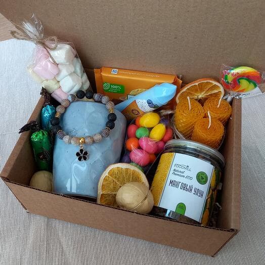 Подарочный набор с браслетом из натурального агата, чаем и сладостями