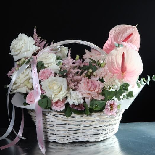 Корзина с цветами, нежная композиция с вывернутыми розами, корзина с антуриумом и эустомой