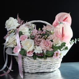 Корзина с цветами, нежная композиция с вывернутыми розами, корзина с антуриумом и эустомой0